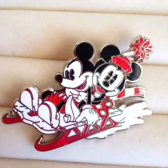 DISNEY MICKEY AND MINNIE FUN IN THE SNOW PIN - Picture 1 of 6